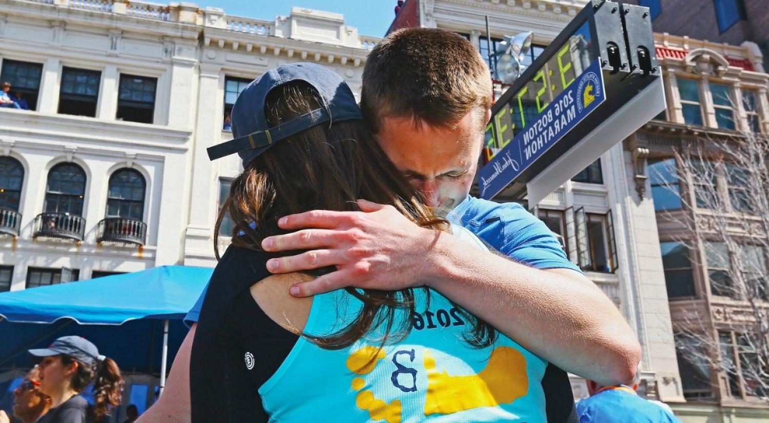 帕特里克·唐斯和杰西卡·肯斯基 at the Boston Marathon finish line in 2016 (麦迪·迈耶/盖蒂图片社)