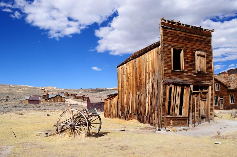 A crumbling building in a dry desert ghost town